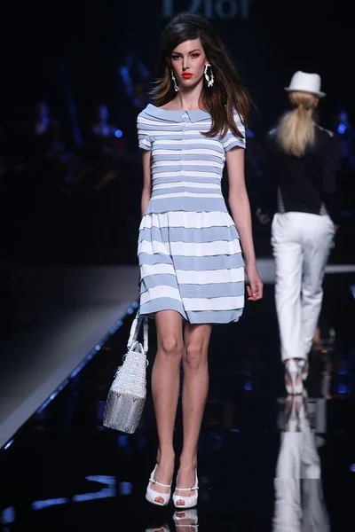 Look 19